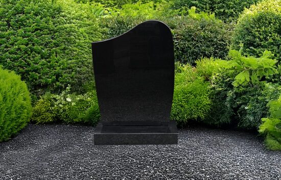 Melns granīta kapu piemineklis KKP23